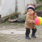 Enfant Ukrainien jouant au ballon